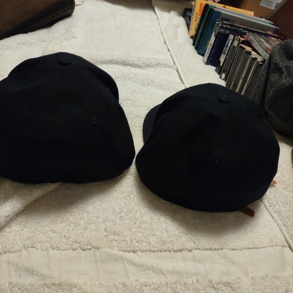 Men's fitted two black baseball caps - Picture 3 of 6